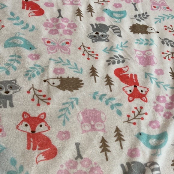 BNWOT super soft & cuddly girl’s Woodland Animal-themed reversible baby blanket - Picture 4 of 9